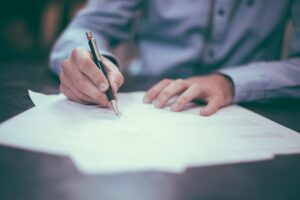 申請書類に記入する手元（出国前の手続きのイメージ）
