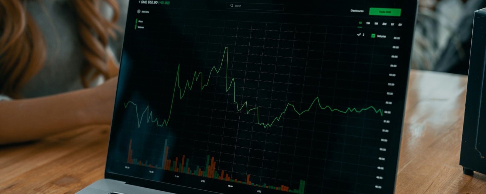 ノートパソコンに表示された株価チャート