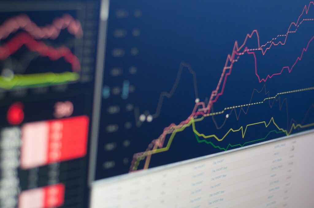 株価チャートが表示されたモニター（有価証券の含み益のイメージ）