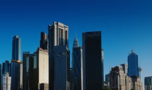 青空の下のクアラルンプールの高層ビル群